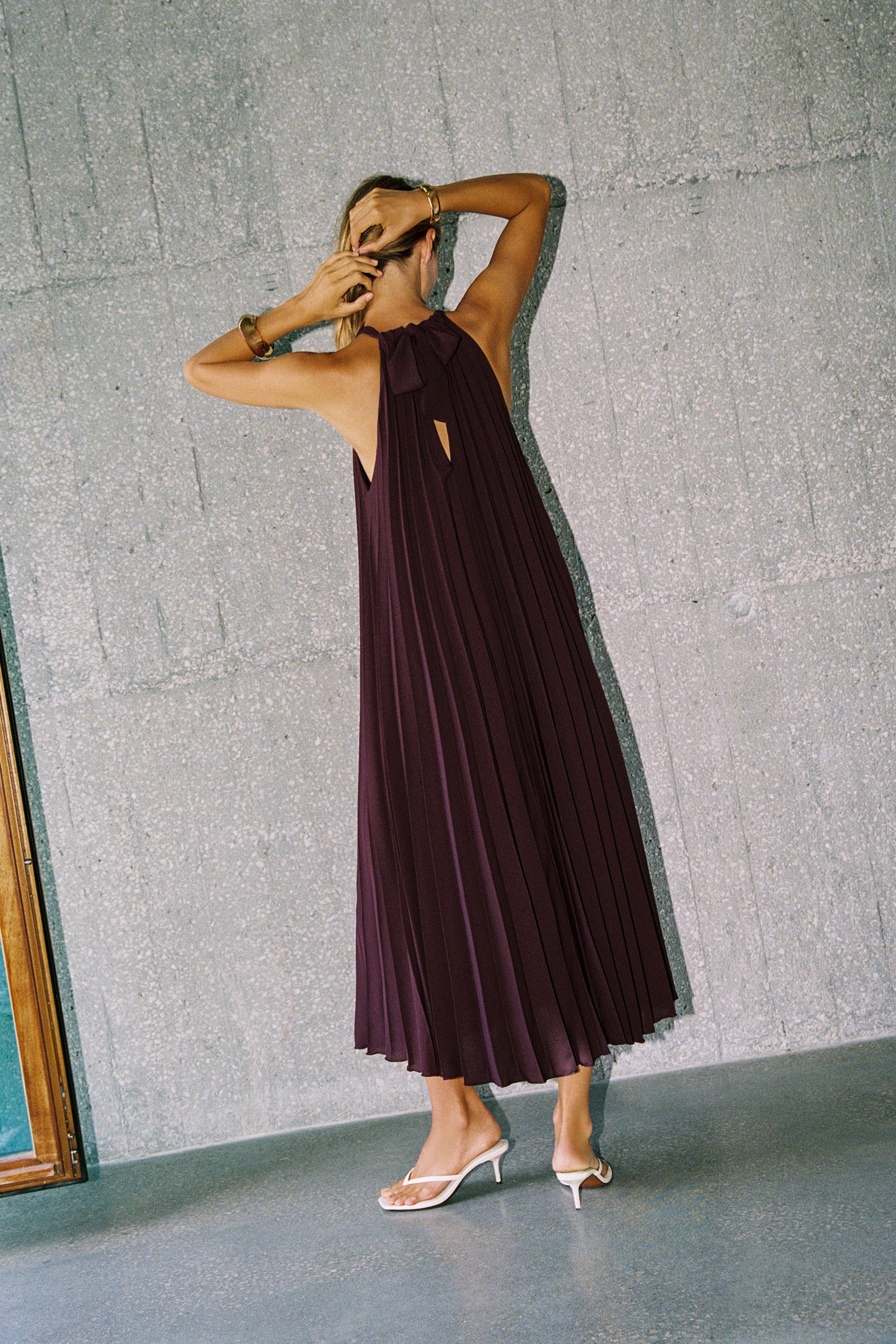 PLEATED MIDI DRESS WITH FLORAL BROOCH